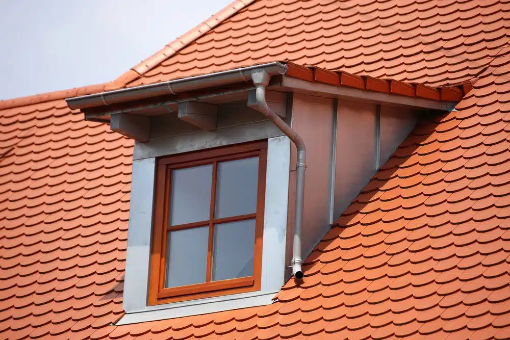 Bilde av et tak med takvindu med beslag