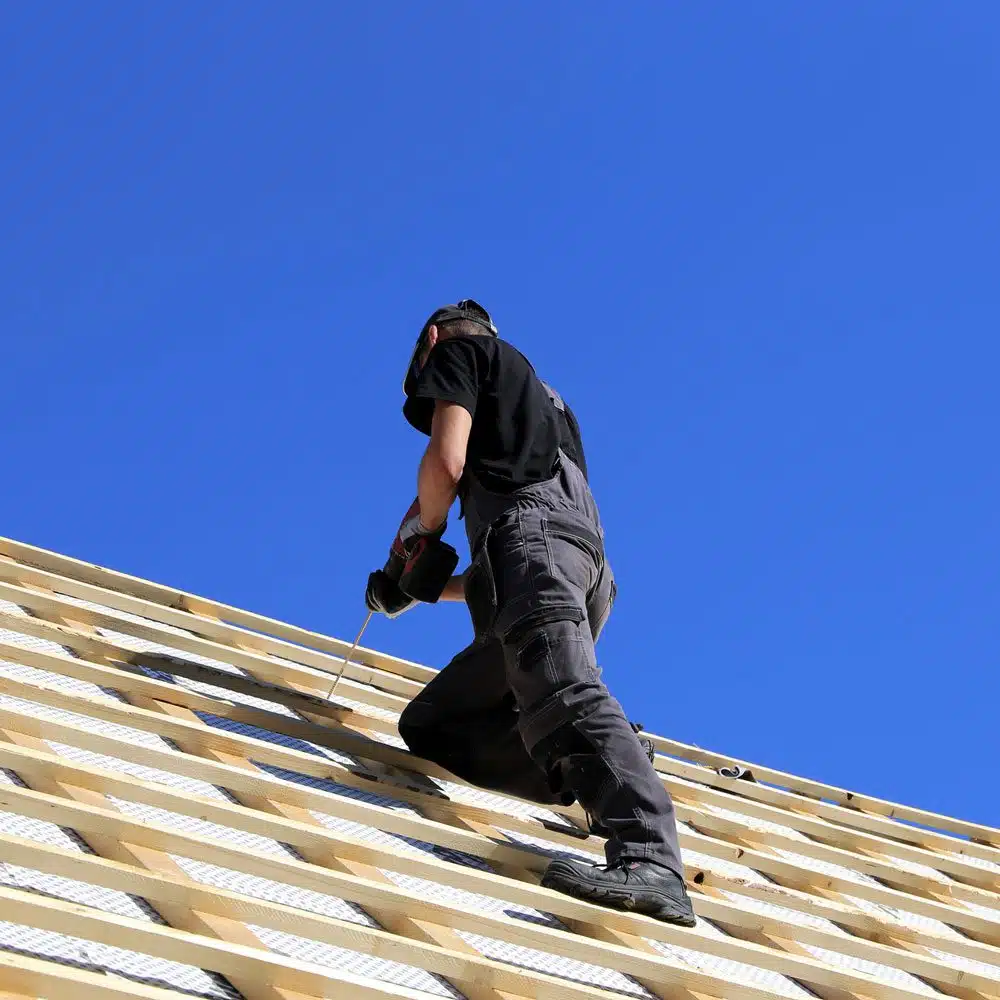 Bilde av arbeider som arbeider på tak - Trehjørningen Tak & Blikkenslageri - Blikkenslager